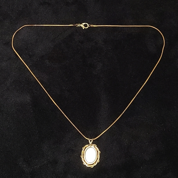 Mother of pearl sailboat vintage necklace - Picture 4 of 5